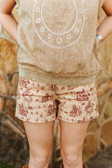 Lucky & Blessed Beige Western Printed Mid Rise Stretch Denim Shorts (12,7 cm binnenbeenlengte)