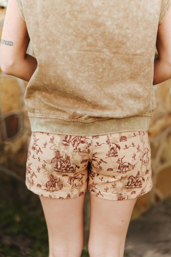 Lucky & Blessed Beige Western Printed Mid Rise Stretch Denim Shorts (12,7 cm binnenbeenlengte)