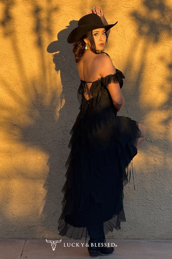 Lucky & Blessed zwarte off-shoulder jurk met ruches en asymmetrische rug, gevoerd met mesh