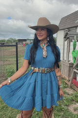 Lucky & Blessed Denim Blue Jurk met Pofmouwen, Westerndetails, Ruches en Contrasterende Bies op het Schouderstuk